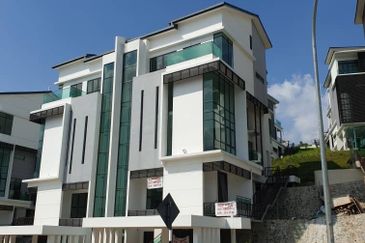 KINGLEYS HILL Semi D at PUTRA HEIGHT