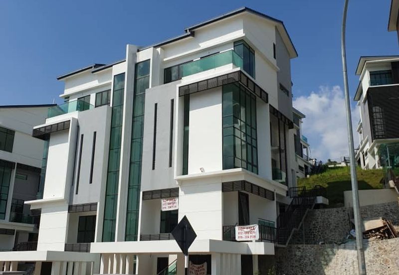 KINGLEYS HILL Semi D at PUTRA HEIGHT