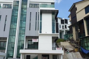 KINGLEYS HILL Semi D at PUTRA HEIGHT