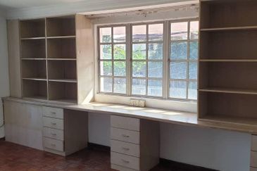 Jalan Banting,2 Storey FreeHold Bangalow for Sale 