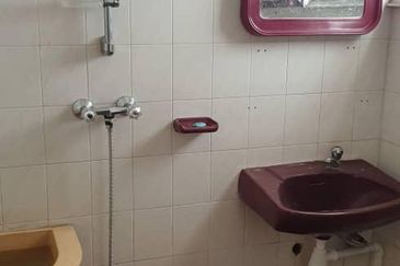 Jalan Banting,2 Storey FreeHold Bangalow for Sale 