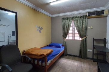 Fully Furnished (22ft x 92ft) 2 Storey Terrace Taman Seri Delek Klang 