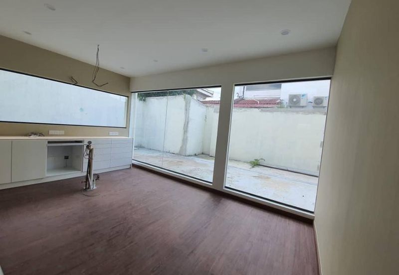 SS2 Bungalow House For Sale