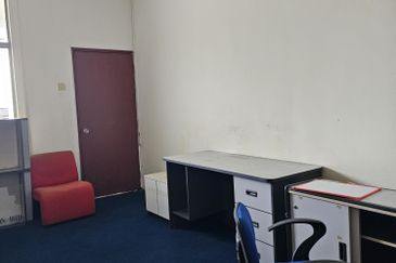 Sri Petaling Second Floor Shop For Rent