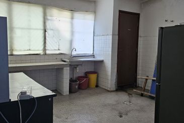 Sri Petaling Second Floor Shop For Rent