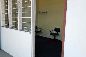 Sri Petaling Second Floor Shop For Rent