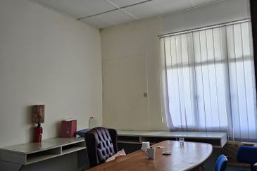 Sri Petaling Second Floor Shop For Rent