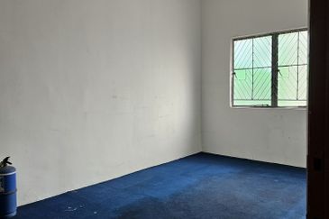 Sri Petaling Second Floor Shop For Rent