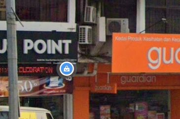 Ground Floor Intermediate Shop Old Town For Rent