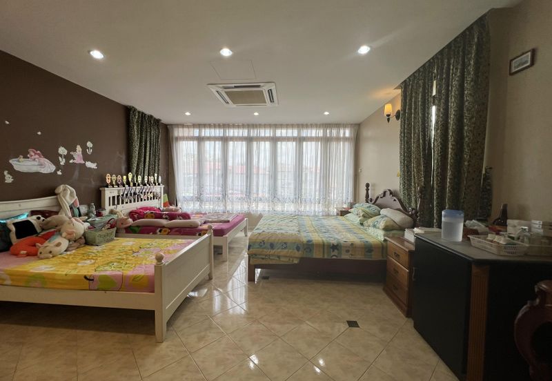 Jalan Suasana, Bandar Tun Hussein Onn