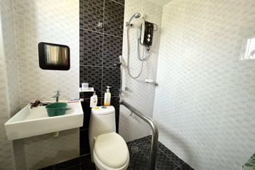 Corner Lot Suria Residences Mantin