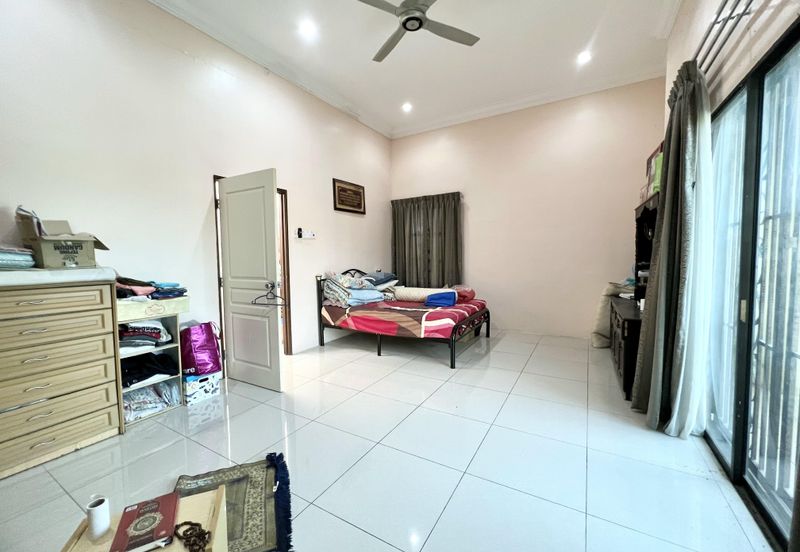 Corner Lot Suria Residences Mantin