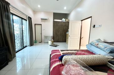 Corner Lot Suria Residences Mantin