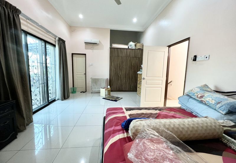 Corner Lot Suria Residences Mantin