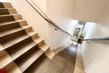 Corner Lot Suria Residences Mantin