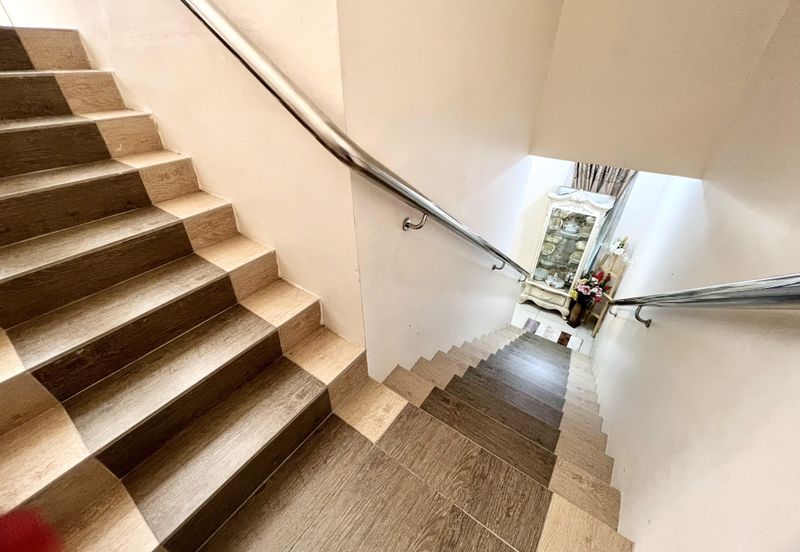 Corner Lot Suria Residences Mantin