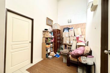 Corner Lot Suria Residences Mantin