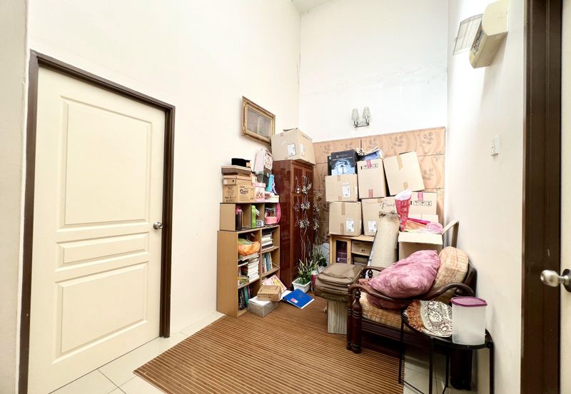 Corner Lot Suria Residences Mantin