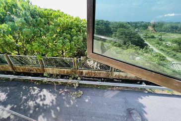 Corner Lot Suria Residences Mantin