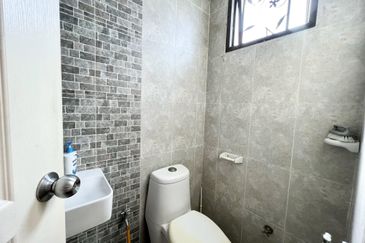 Corner Lot Suria Residences Mantin