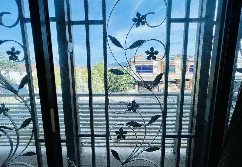 Corner Lot Suria Residences Mantin