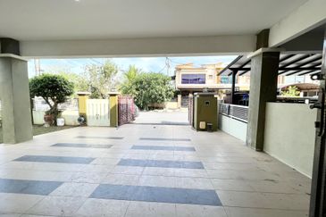 Corner Lot Suria Residences Mantin