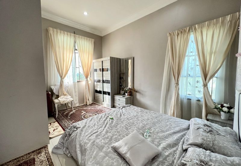 Corner Lot Suria Residences Mantin