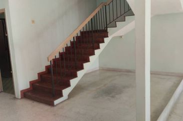 Near LRT Well Maintained Taman Mayang Double Storey House Petaling Jaya