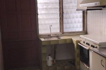 Near LRT Well Maintained Taman Mayang Double Storey House Petaling Jaya