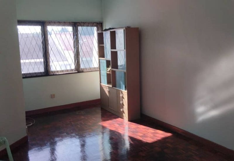 Near LRT Well Maintained Taman Mayang Double Storey House Petaling Jaya