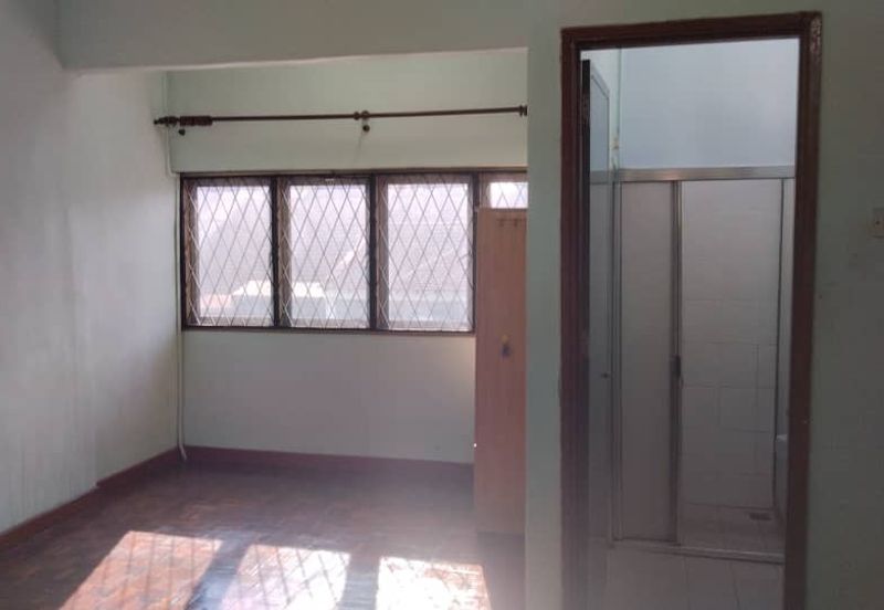 Near LRT Well Maintained Taman Mayang Double Storey House Petaling Jaya