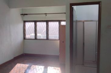 Near LRT Well Maintained Taman Mayang Double Storey House Petaling Jaya