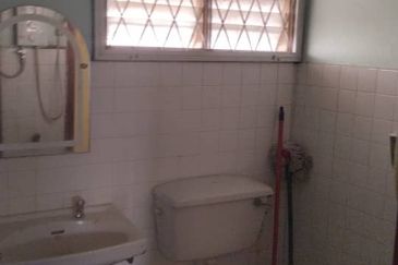 Near LRT Well Maintained Taman Mayang Double Storey House Petaling Jaya