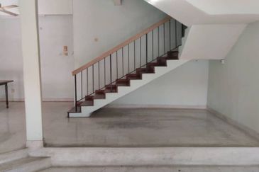 Near LRT Well Maintained Taman Mayang Double Storey House Petaling Jaya
