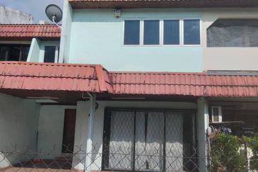 Near LRT Well Maintained Taman Mayang Double Storey House Petaling Jaya
