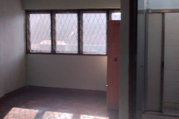 Near LRT Well Maintained Taman Mayang Double Storey House Petaling Jaya