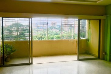 Cornerlot Cresent Condo for rent