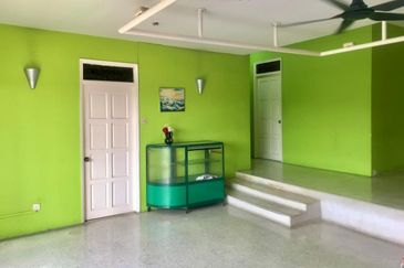 Cornerlot Cresent Condo for rent