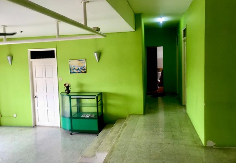 Cornerlot Cresent Condo for rent