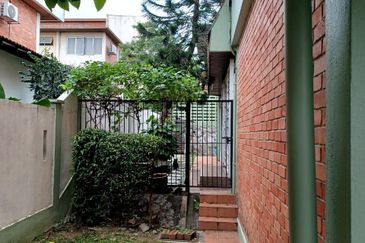 For sell double storey bungalow ss2