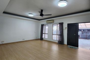 Kinrara Mas 3 Storey House [MOVE IN CONDITION]