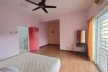 3 Storey Terrace End Lot D’Impian Tropika, Balakong(Impian Ehsan area)