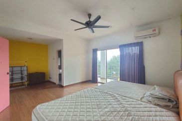 3 Storey Terrace End Lot D’Impian Tropika, Balakong(Impian Ehsan area)