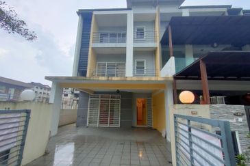 3 Storey Terrace End Lot D’Impian Tropika, Balakong(Impian Ehsan area)