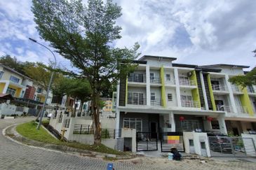 CORNER 3 Storey Terrace D’Impian Tropika, Balakong(Impian Ehsan area)
