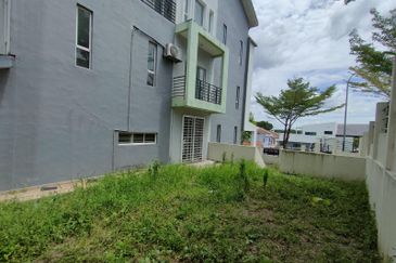 CORNER 3 Storey Terrace D’Impian Tropika, Balakong(Impian Ehsan area)