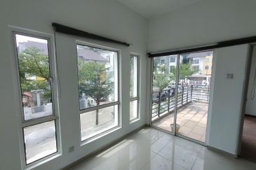CORNER 3 Storey Terrace D’Impian Tropika, Balakong(Impian Ehsan area)
