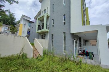 CORNER 3 Storey Terrace D’Impian Tropika, Balakong(Impian Ehsan area)