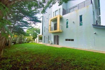 Teres 3 Tingkat Corner Lot, D’Impian Tropika, Balakong - Cheras - Seri Kembangan. 