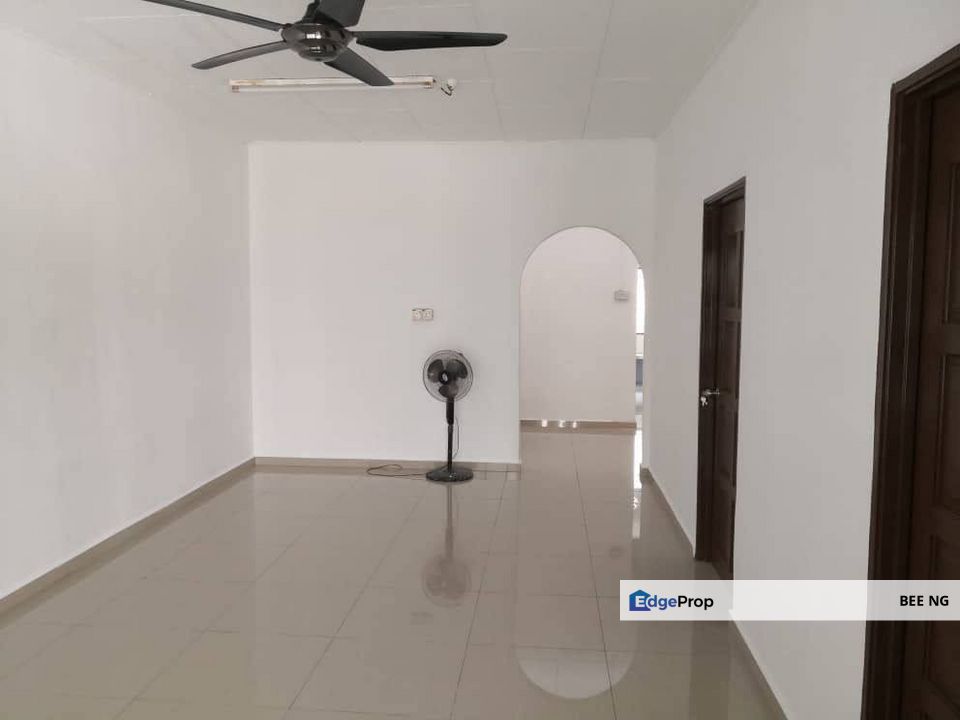 Taman Ungku Tun Aminah 1 storey terrace good condition nego , Johor, Skudai